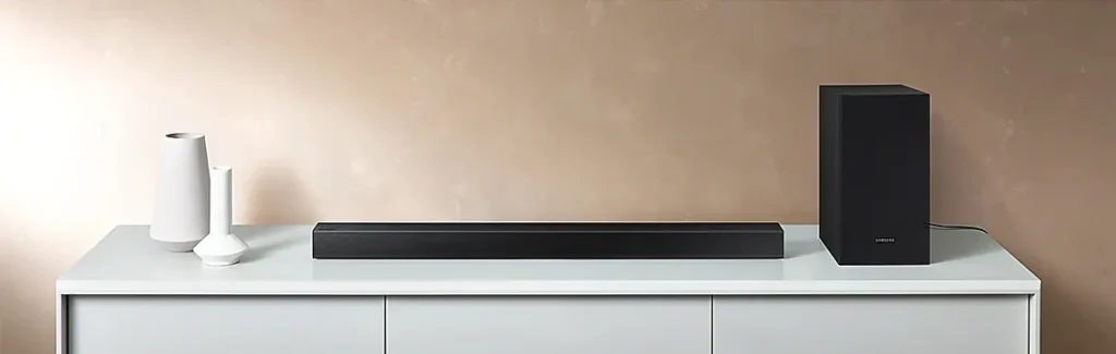 Barra de sonido sobre mueble blanco
