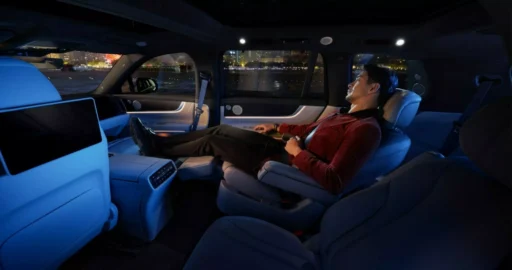 Huawei Aito M9 hombre descansando en asiento reclinable