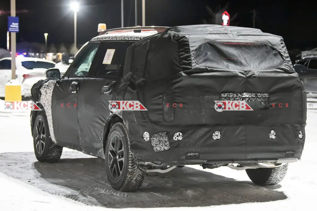 Un vehículo con camuflaje de prueba en un ambiente nevado.