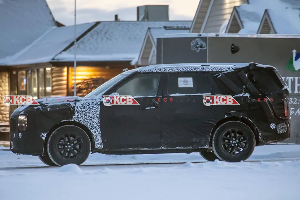 Un vehículo camuflado probándose en condiciones de nieve.