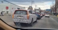Vehículo con camuflaje de pruebas en tráfico urbano.