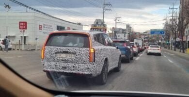 Vehículo con camuflaje de pruebas en tráfico urbano.