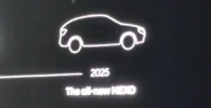 Silueta iluminada de un auto con texto "2025 The all-new NEXO".