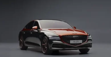 Un coche de lujo negro y rojo en fondo gris.
