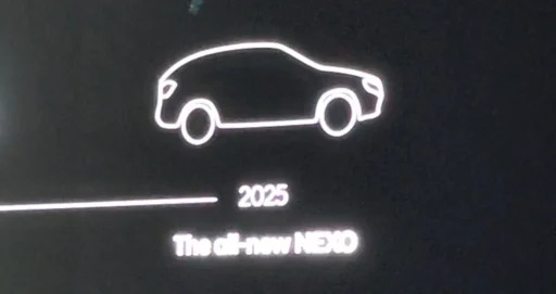 Silueta iluminada de vehículo con texto "2025 The all-new NEXO".