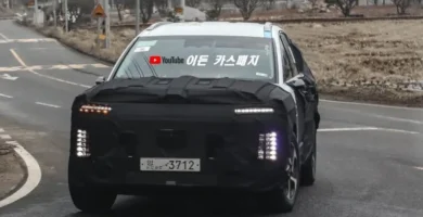 Automóvil camuflado en pruebas de manejo en carretera.