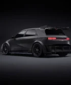 Auto deportivo gris en estudio con iluminación dramática.
