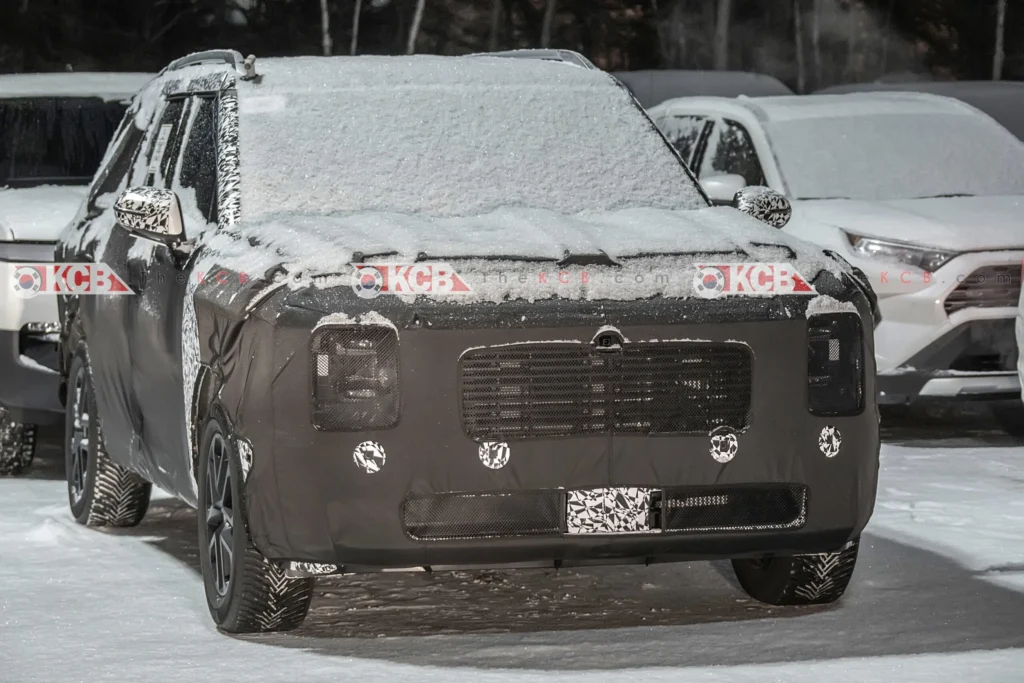Vehículo camuflado cubierto de nieve en un aparcamiento.