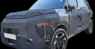 Vehículo camuflado para pruebas automotrices en exterior.