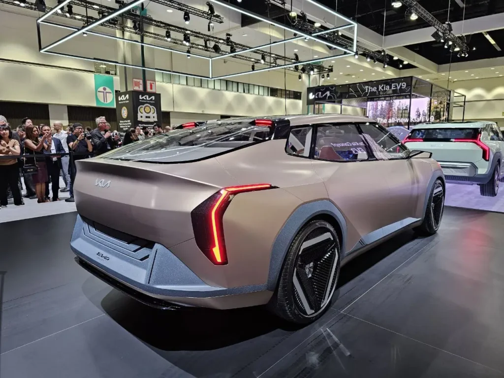Presentación de un automóvil concepto de Kia con espectadores alrededor.