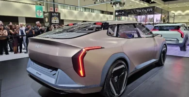 Presentación de un automóvil concepto de Kia con espectadores alrededor.