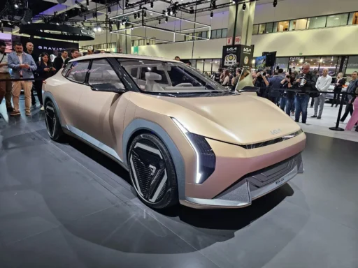 Prototipo de coche futurista en exhibición con público observando.