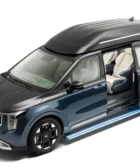Minivan azul con puertas corredizas abiertas y cofre de techo.