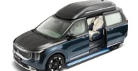 Minivan azul con puertas corredizas abiertas y cofre de techo.