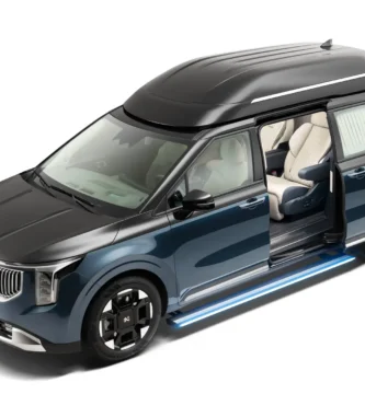 Minivan azul con puertas corredizas abiertas y cofre de techo.