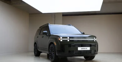 Un vehículo SUV moderno en un espacio interior iluminado.