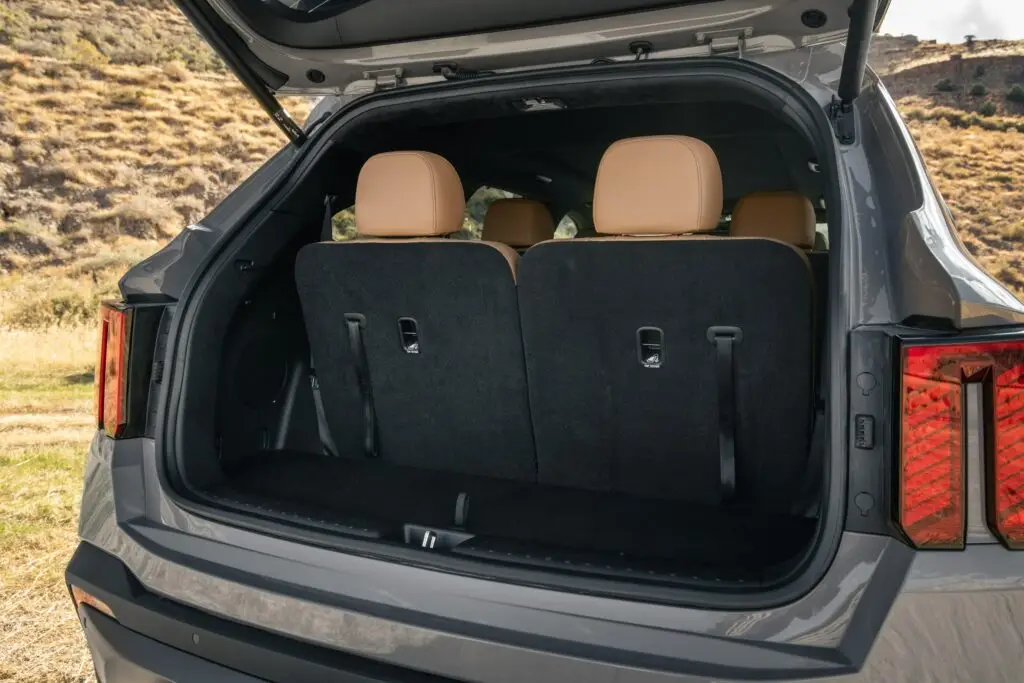 Baúl de un vehículo SUV con asientos traseros abatidos.