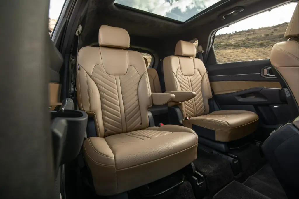 Interior de un automóvil con asientos de cuero marrón.