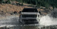 Camioneta atravesando un río en terreno montañoso.