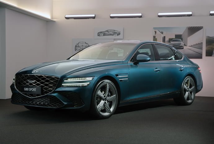 Un automóvil deportivo azul en una sala de exhibición.