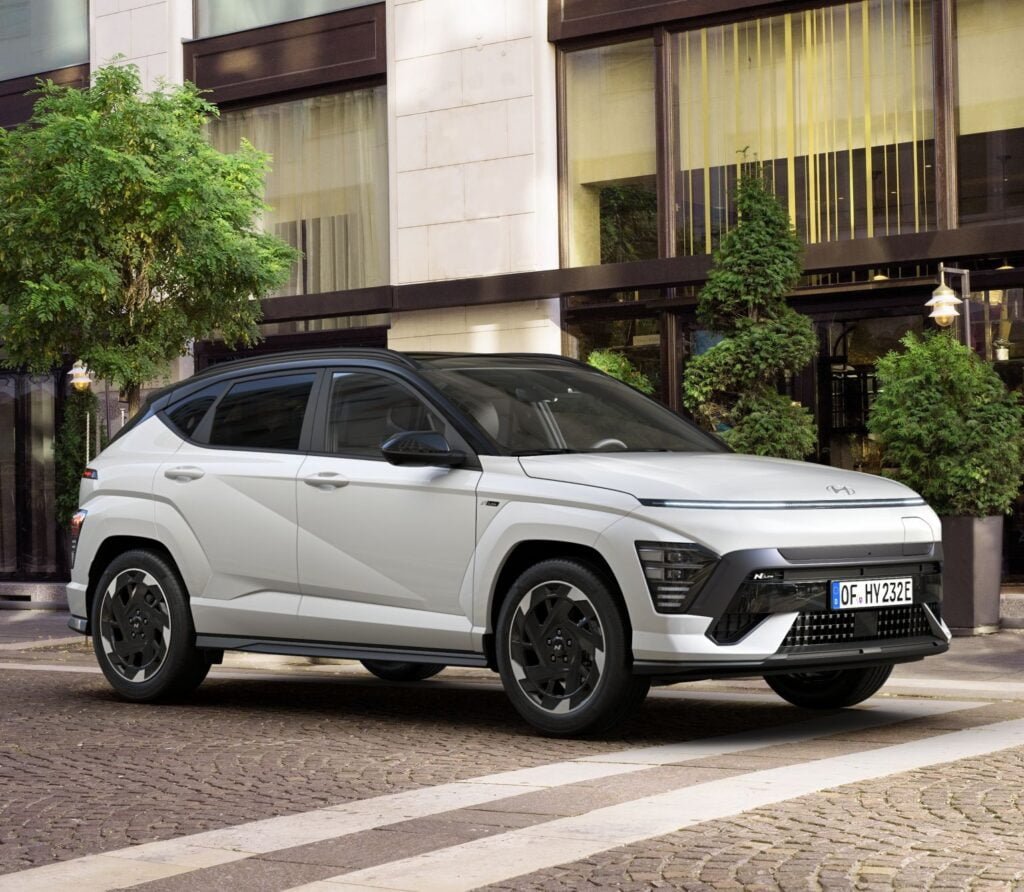 Un SUV blanco moderno estacionado frente a un edificio elegante.