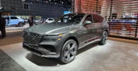 Exhibición de un vehículo SUV de lujo en un autoshow.