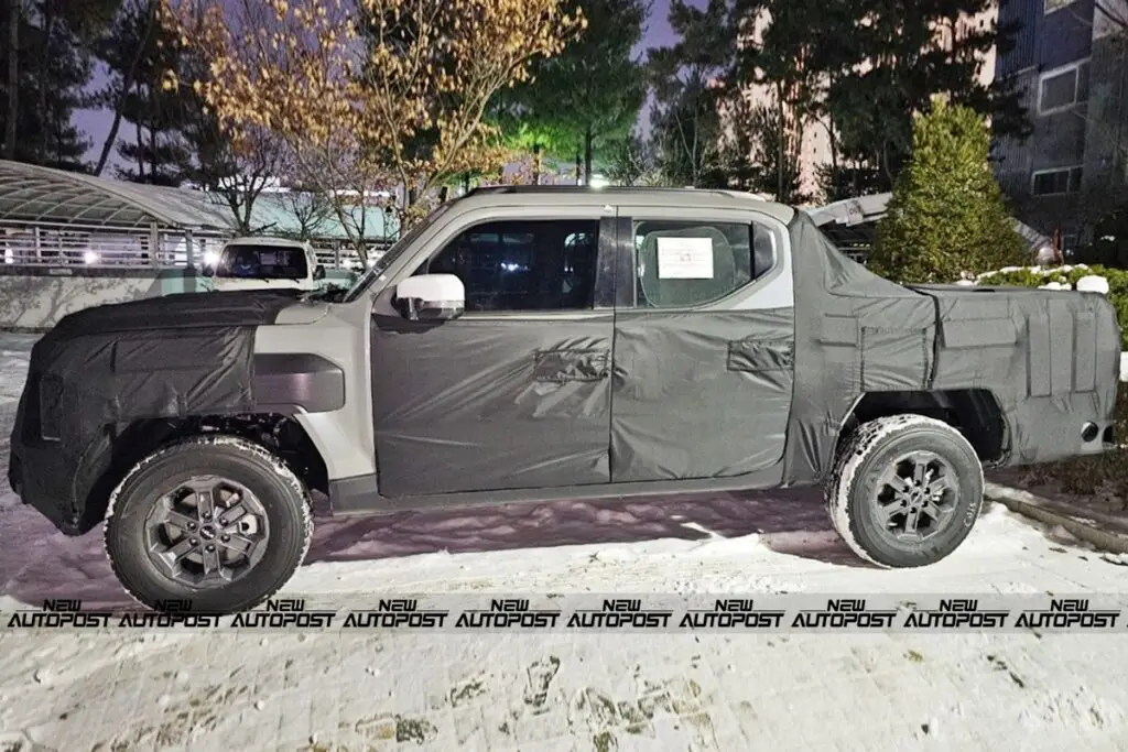 Camioneta con cubierta de camuflaje para pruebas sobre nieve.