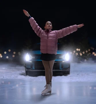 Patinar sobre hielo por la noche con un coche detrás.