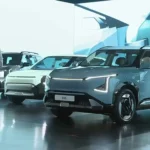 Hombre presentando vehículos eléctricos en una exposición.