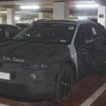 Es un auto camuflado estacionado en un estacionamiento subterráneo.