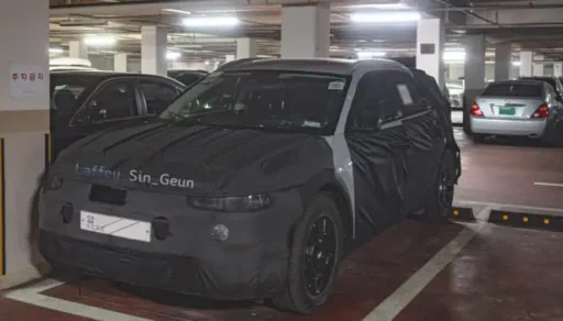 Es un auto camuflado estacionado en un estacionamiento subterráneo.